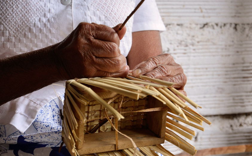 Cestería Foto de detalle de unas manos tejiendo un cesto