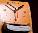 Reloj repujado en Cuero con porta Notas