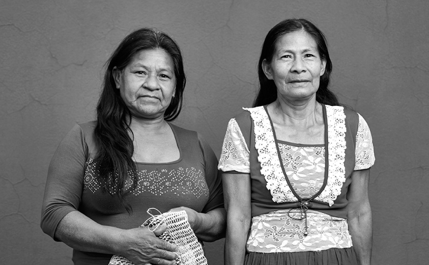 Artesanas Flerida Gutiérrez y Marina Valencia