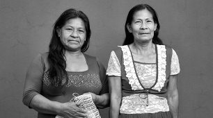 Artesanas Flerida Gutiérrez y Marina Valencia