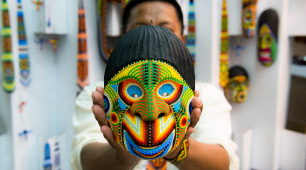 Máscaras talladas en madera