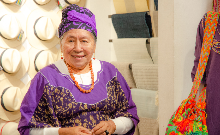 Maestra artesana Iris Aguilar Iris Aguilar. Medalla maestro de maestros.Maestría artesanal