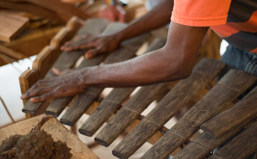 Artesano elaborando una marimba Marimba