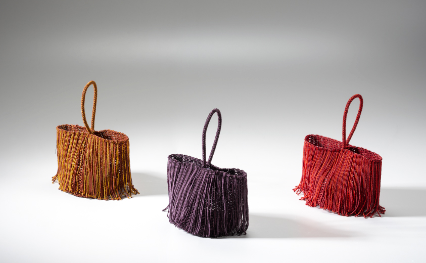 Carteras con aplique de chaquira Artesanías de Colombia en Colombiamoda