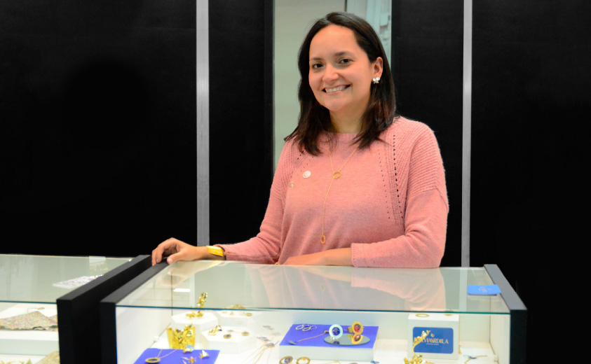 Artesana joyera Silvia Ardila