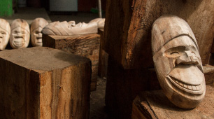 Máscaras talladas en madera