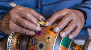 Maestros artesanos del Barniz de Pasto