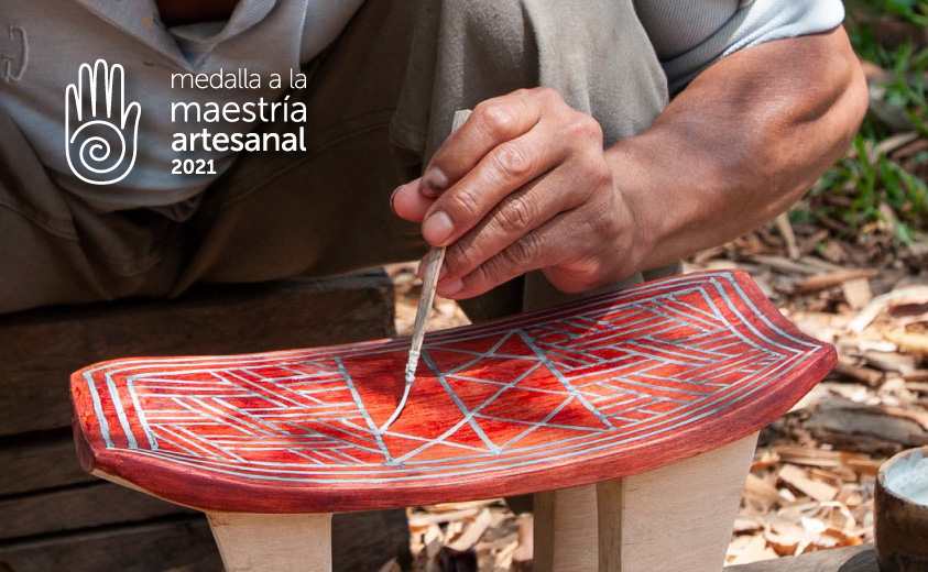 Preseleccionados, Medalla a la Maestría Artesanal 2021 fotografía de las manos de un artesano pintando un banco pensador