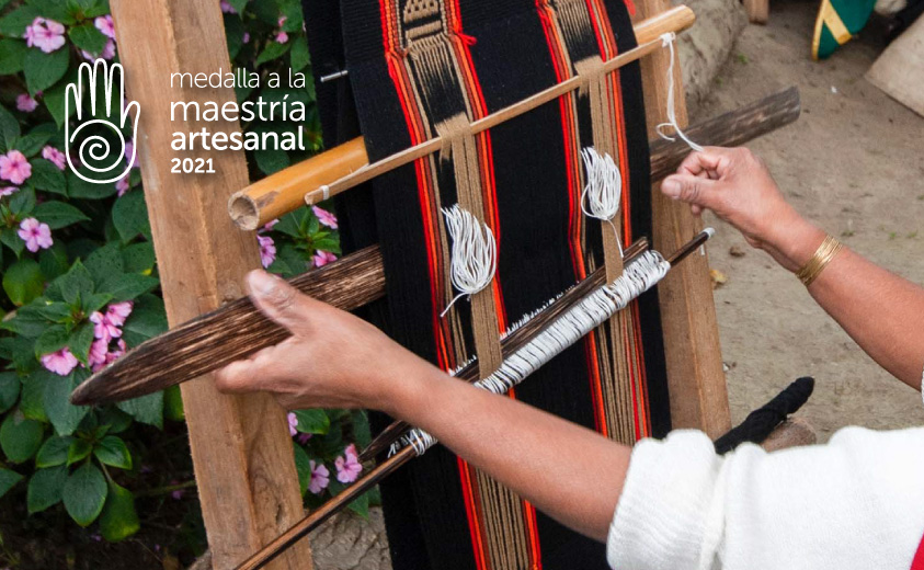 Medalla a la Maestría Artesanal 2021 Medalla a la Maestría Artesanal 2021, fotografía de manos tejiendo en un telar vertical