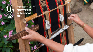 Medalla a la Maestría Artesanal 2021, fotografía de manos tejiendo en un telar vertical