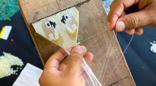 Artesanías tejidas en chaquira