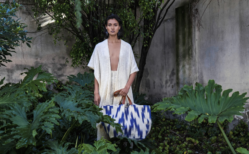 Colección "Soñamos el Agua" Fotografía de una modelo usando las prendas diseñadas en la colección "Soñamos el Agua" 2020