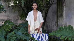 Fotografía de una modelo usando las prendas diseñadas en la colección "Soñamos el Agua" 2020