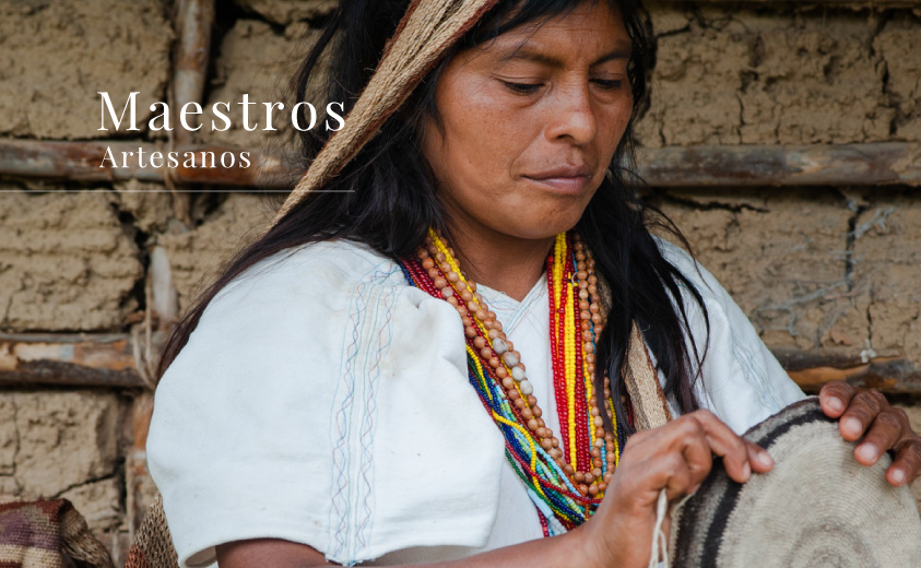 Maestros Artesanos de Colombia: oficios artesanales Fotografía de una artesana de la Sierra Nevada de Santa Marta, tejiendo una mochila