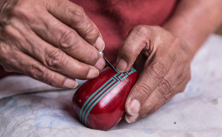 Artesano decorando un producto con Mopa Mopa Artesano decorando un producto con Mopa Mopa