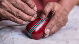 Artesano decorando un producto con Mopa Mopa