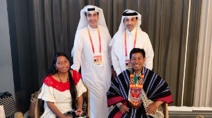 Fotografía de los artesanos colombianos Ailin Acosta Pushaina y Fernándo Narváez en ExpoDubái