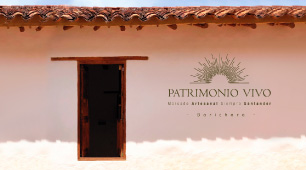 Fotografía de la fachada de una casa en Barichara, Santander. Imagen promocional del mercado artesanal Patrimonio Vivo
