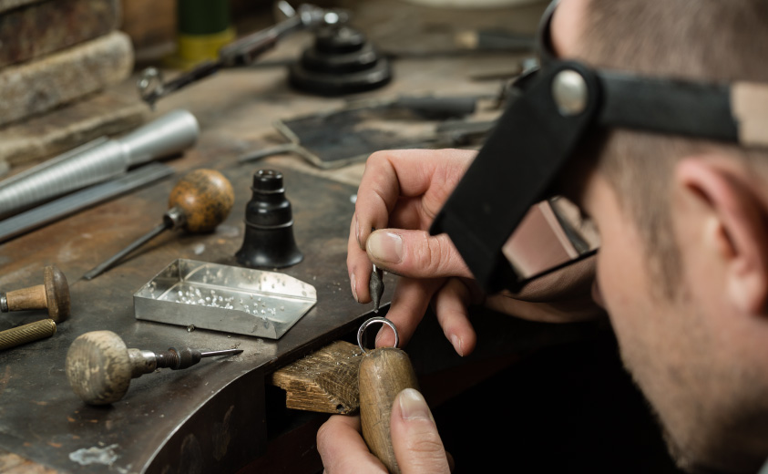 Detalle de elaboración de una joya Foto de un estudiante elaborando un anillo