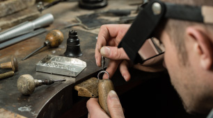 Foto de un estudiante elaborando un anillo