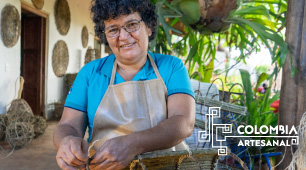 Foto de artesana del taller Canastos Don Nico tejiendo un canasto