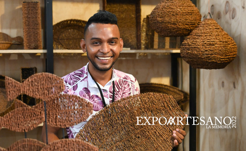 Artesano Eriberto Chavez Foto de artesano con productos elaborados en palma de seje
