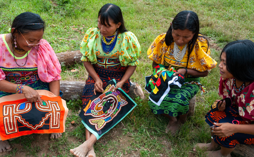 Foto de artesanas gunadule tejiendo molas