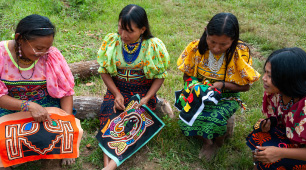 Foto de artesanas gunadule tejiendo molas