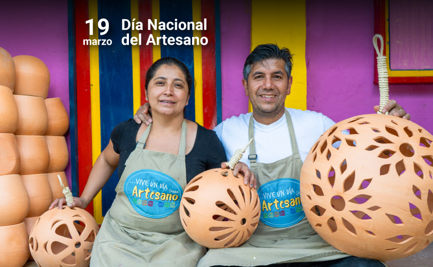 Foto de una pareja de artesanos del taller: Arte Raquireño Tu