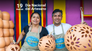 Foto de una pareja de artesanos del taller: Arte Raquireño Tu