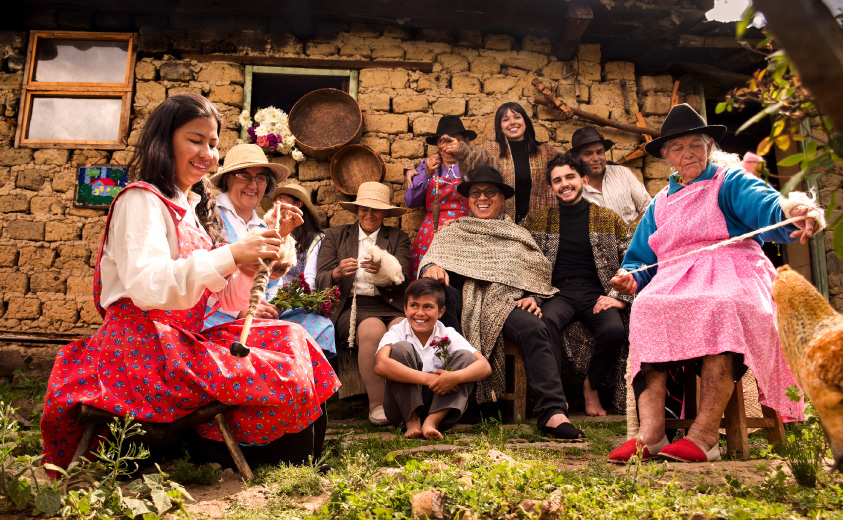 Foto del equipo de artesanos del taller Tejidos Rebancá
