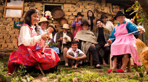 Foto de parte del equipo de artesanos del taller Tejidos Rebancá