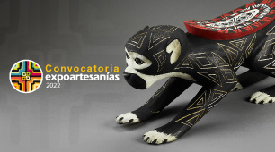 Foto de banco de madera con forma de mono