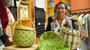 Foto de la artesana Maria Rosa Sánchez de Zetaquira, Boyacá, mostrando los canastos que elabora