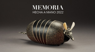 Foto de una artesanía elaborada en totumo que representa un armadillo 