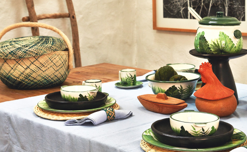 Mesa con artesanías elaboradas en Antioquia, Boyacá, Nariño y Tolima 