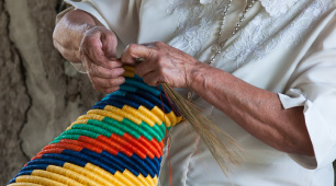 Foto de detalle del tejido de un cesto elaborado en Guacamayas, Boyacá