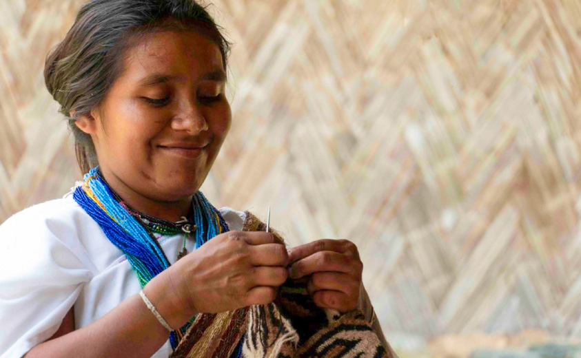 Foto de dos artesanas Arhuacas tejiendo 