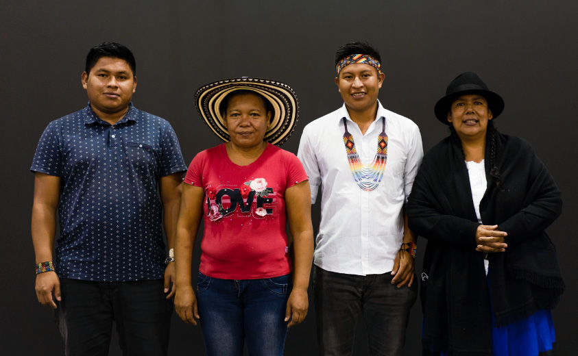 Foto de dos artesanas y dos artesanos de Colombia