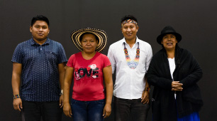 Foto de dos artesanas y dos artesanos de Colombia