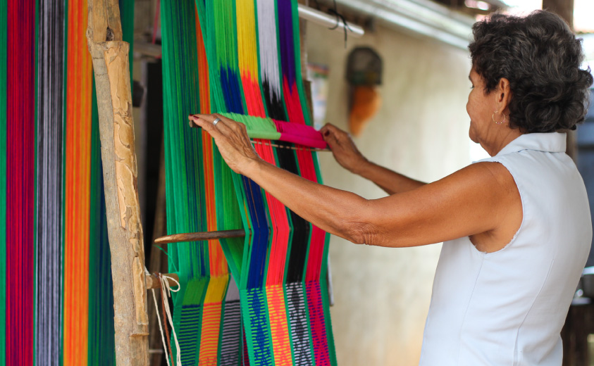 Foto de una artesana y tejido en San Jacinto, Bolívar