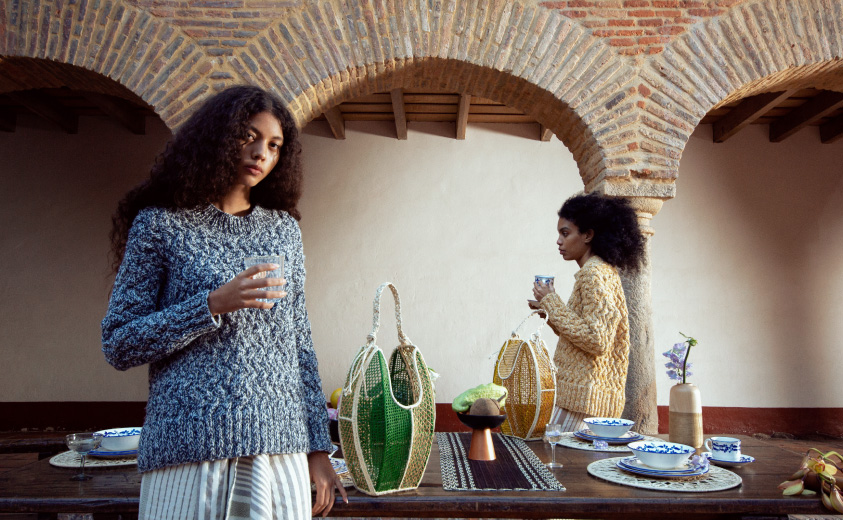 foto de dos modelos y una mesa con productos  de la colección ‘Palabras y raíces que anclan el tiempo'