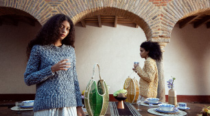 foto de dos modelos y una mesa con productos  de la colección ‘Palabras y raíces que anclan el tiempo'