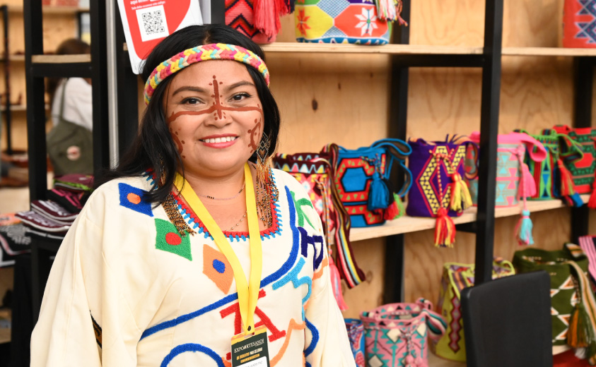 Foto de artesana Wayúu en Expoartesano 2022