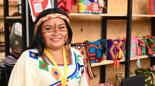 Foto de artesana Wayúu en Expoartesano 2022