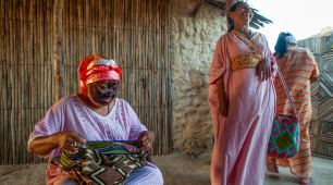Foto de tres artesanas Wayúu