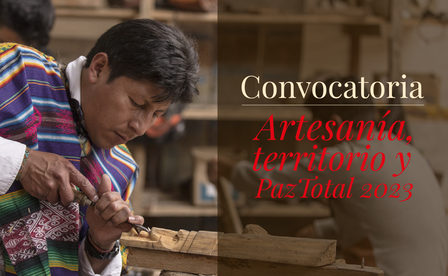 Artesano tallando madera