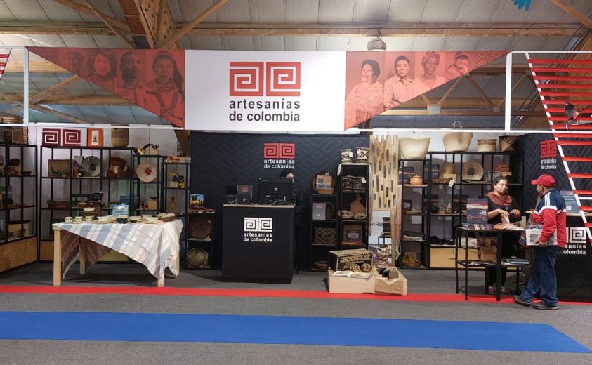 Se muestra un Stand de la empresa Artesanías de Colombia en la FILBO