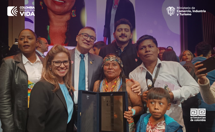 Artesanías de Colombia posiciona a una artesana como mujer ejemplar en el país