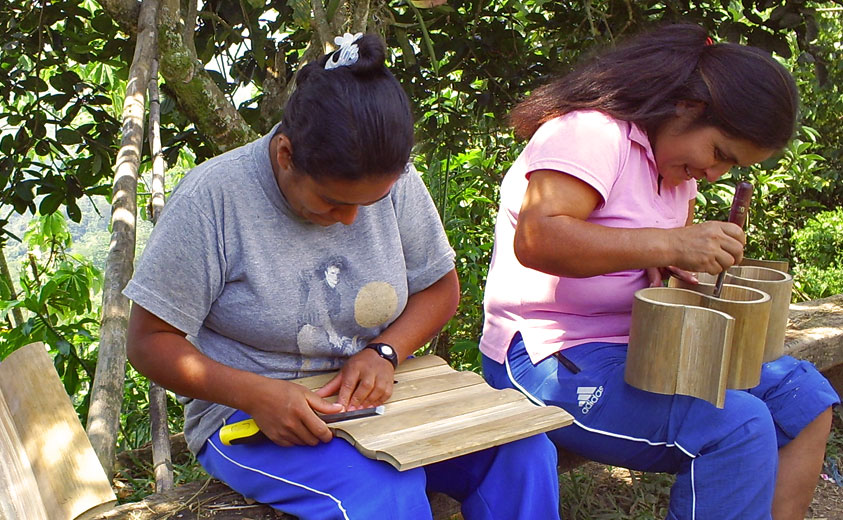 Artesanas elaborando piezas artesanales en guadua.